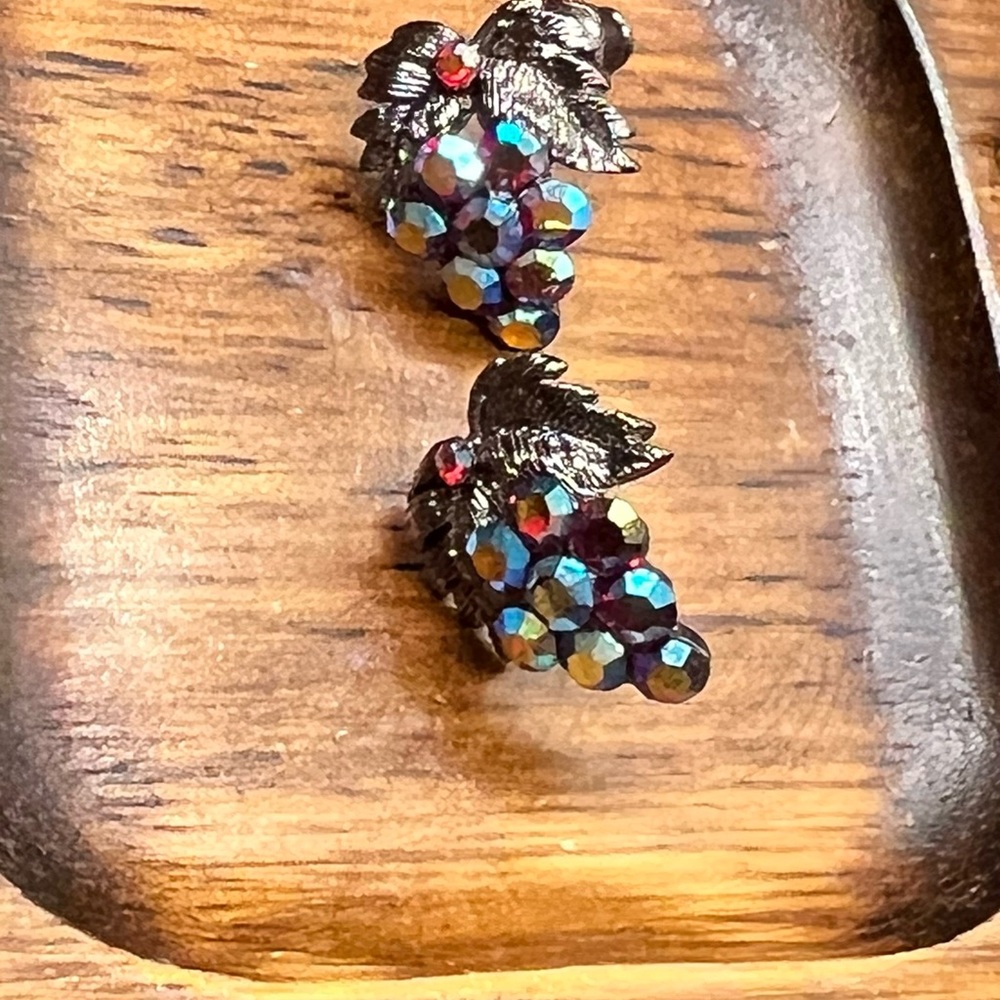 Vintage Brand Grape 🍇 Stud Earrings! - Picture 4 of 14